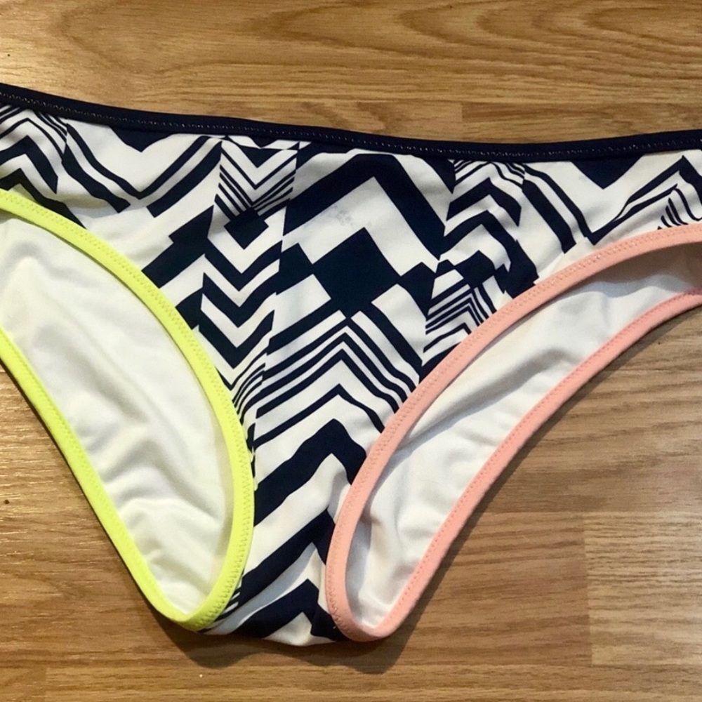 New without tags Victoria's Secret bikini bottom - Picture 3 of 7